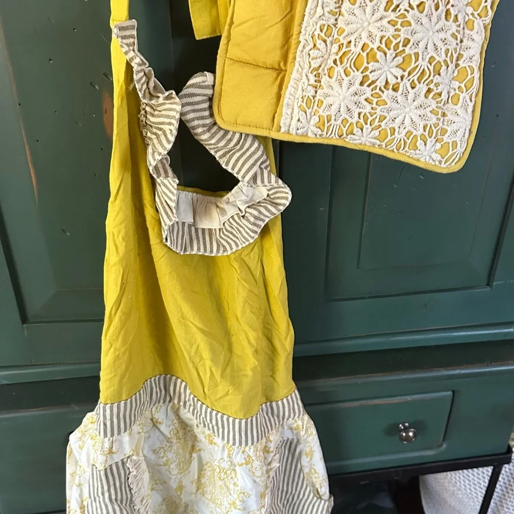 NWT Sur La Table Cotton Lace Applique Stripes Apron & Oven Mitt Set Yellow Retro
